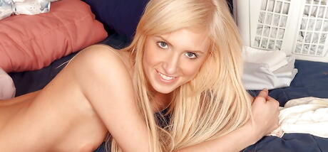 Sultry american babe Ella Marie in jeans bares her ass 