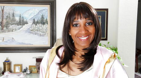 Excellent mature Robin denudes big titties and shaved pussy 